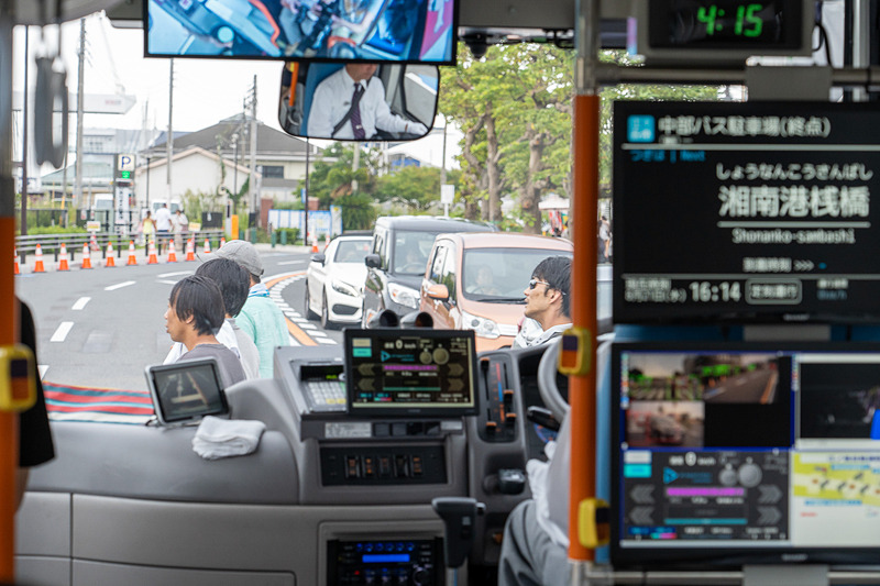 「停止します」のアナウンスがあり、数秒間停車