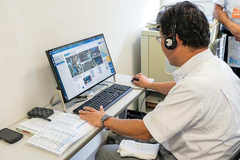 遠隔で車内を見守っているスタッフ。この日は藤沢市観光センター内で遠隔監視していました