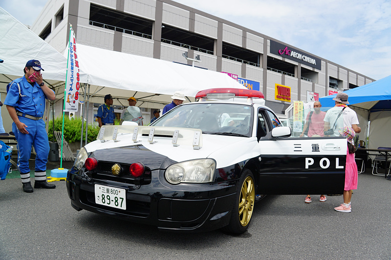 鈴鹿モータースポーツフェスティバルの会場となっているイオンモール鈴鹿 第2駐車場内特設イベント会場