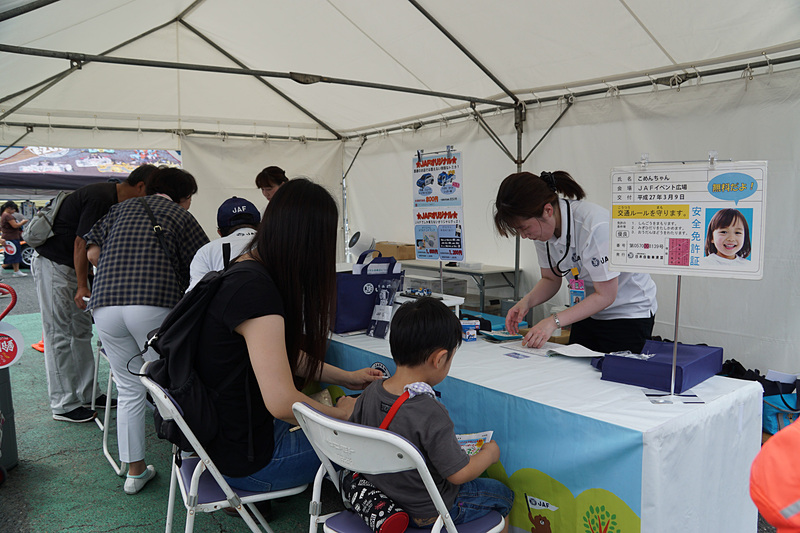 鈴鹿モータースポーツフェスティバルの会場となっているイオンモール鈴鹿 第2駐車場内特設イベント会場