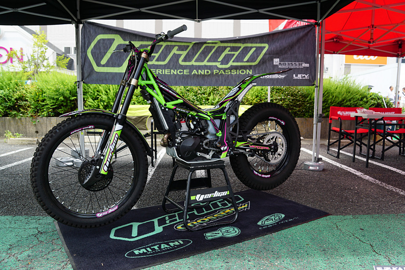 鈴鹿モータースポーツフェスティバルの会場となっているイオンモール鈴鹿 第2駐車場内特設イベント会場