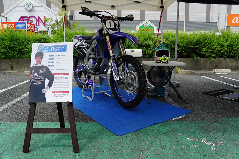 鈴鹿モータースポーツフェスティバルの会場となっているイオンモール鈴鹿 第2駐車場内特設イベント会場