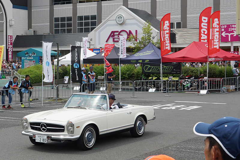 パレードで走行するマシン