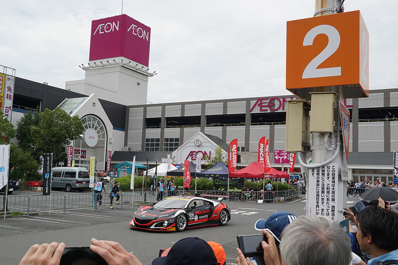 パレードで走行するマシン