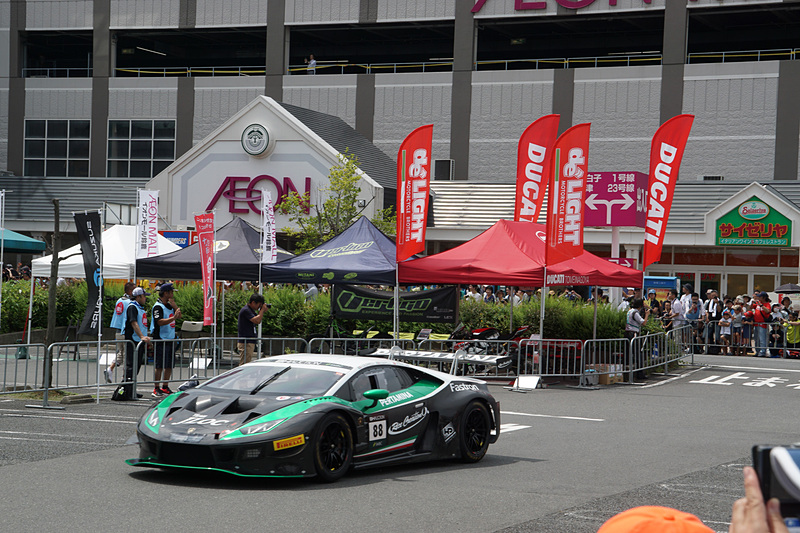 パレードで走行するマシン