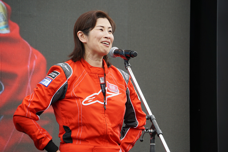 赤いレーシングスーツ姿で登場した末松則子 鈴鹿市長