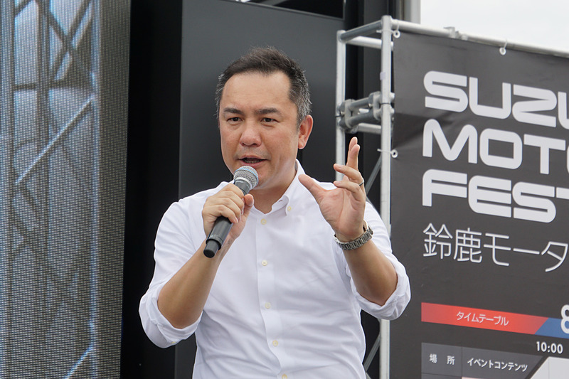 セレモニーであいさつの言葉を述べる鈴木英敬 三重県知事