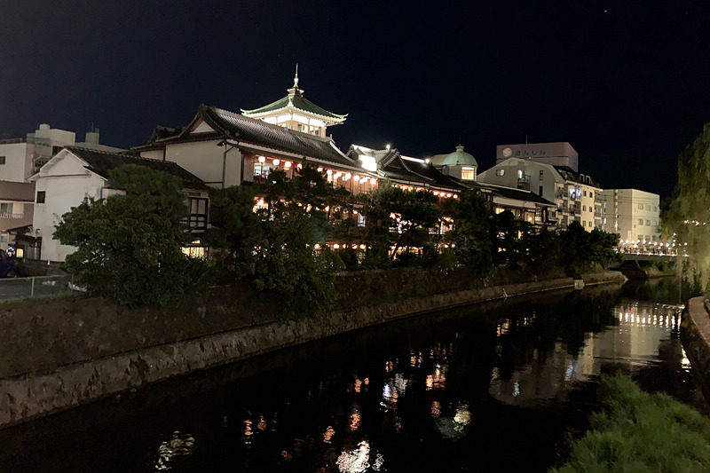 東海館は伊東温泉を象徴する松川にたたずむ旅館で、見学はできるけれども宿泊はできない