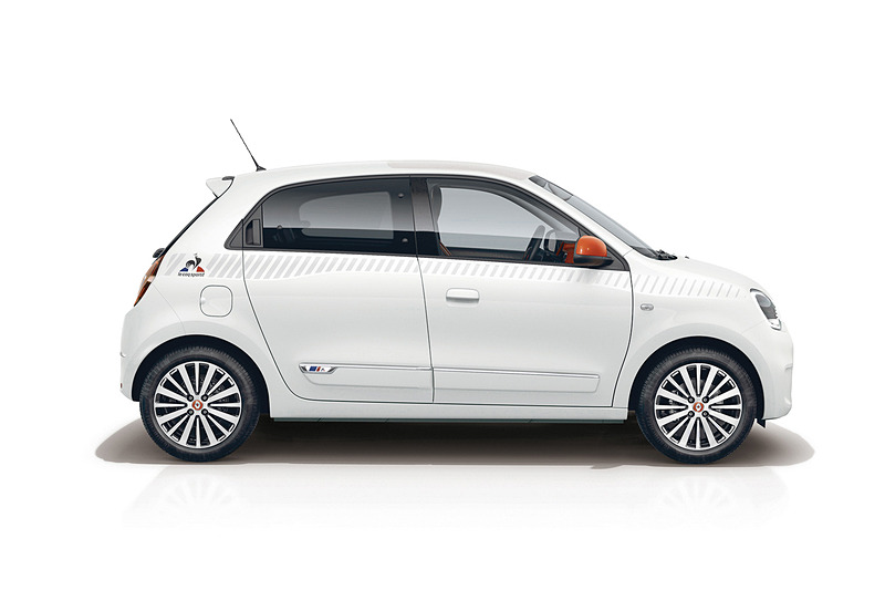 ボディカラーは専用の「ブラン クオーツ M」。専用16インチアロイホイールやルージュドアミラーなども採用する