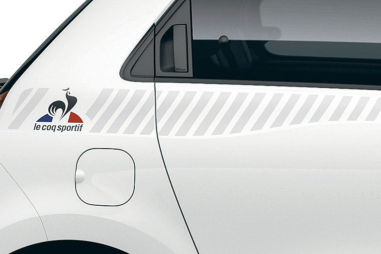 ボディの側面に雄鶏をモチーフとしたルコックスポルティフのロゴマークやフランス国旗と同じトリコロールのアクセントを設定