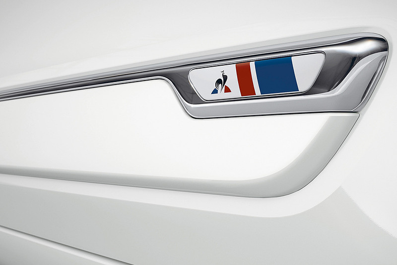 ボディの側面に雄鶏をモチーフとしたルコックスポルティフのロゴマークやフランス国旗と同じトリコロールのアクセントを設定