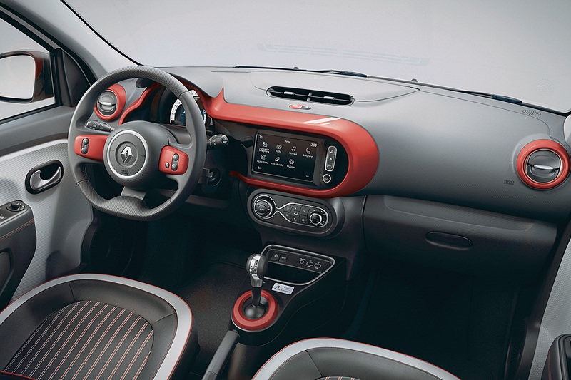 内装の要所にレッドを使った「ルージュ内装トリム」を採用。シフトセレクターの前方に専用プレートを装着する。写真は海外仕様で、国内販売車両は右ハンドル車となる