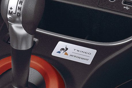 内装の要所にレッドを使った「ルージュ内装トリム」を採用。シフトセレクターの前方に専用プレートを装着する。写真は海外仕様で、国内販売車両は右ハンドル車となる