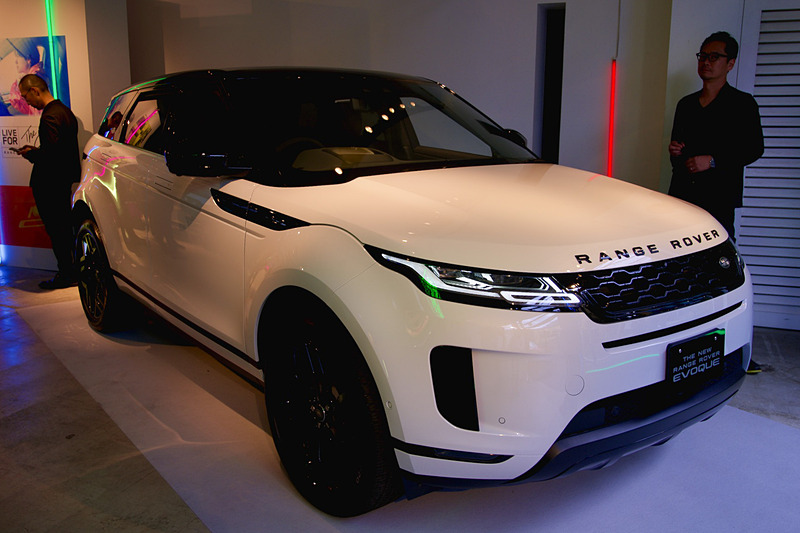 ラグジュアリー・コンパクトSUVのレンジローバー イヴォークは、直列4気筒 2.0リッターターボのガソリン＆ディーゼルエンジンに加え、48Vバッテリーシステムを搭載するマイルドハイブリッドモデルもラインアップする