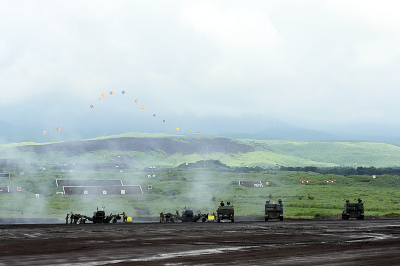 異なる火器による時間差を考慮しつつ炸裂した火炎を使って富士山を描く