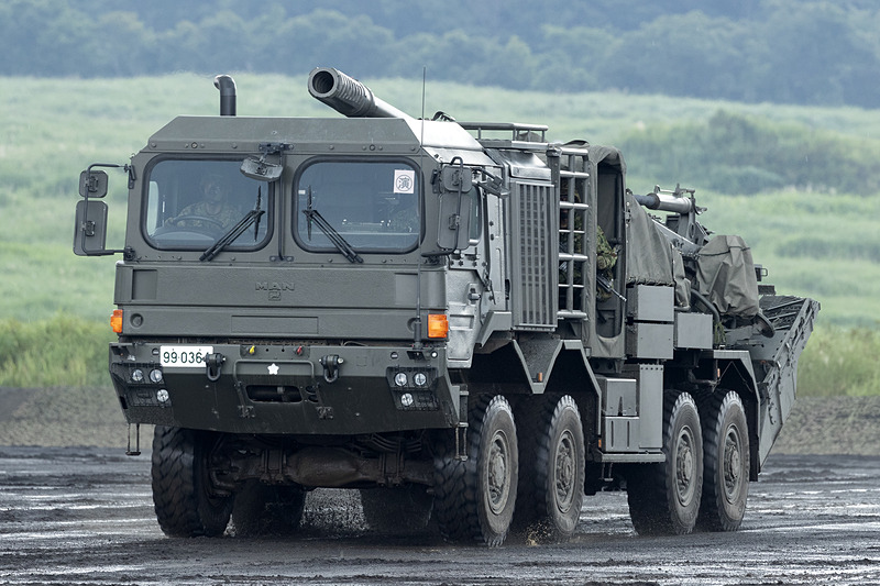 一般には初お披露目となる19式装輪155mmりゅう弾砲