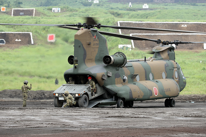 高機動車を搭載したCH-47JA