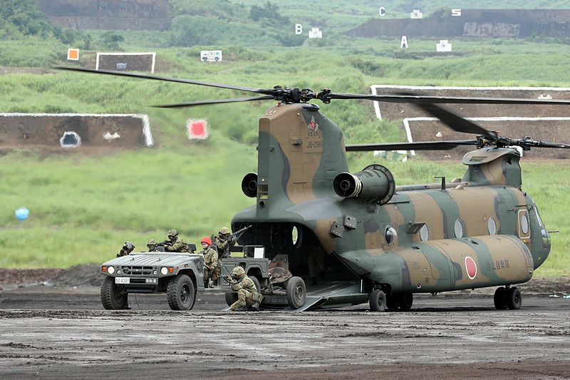 高機動車を搭載したCH-47JA