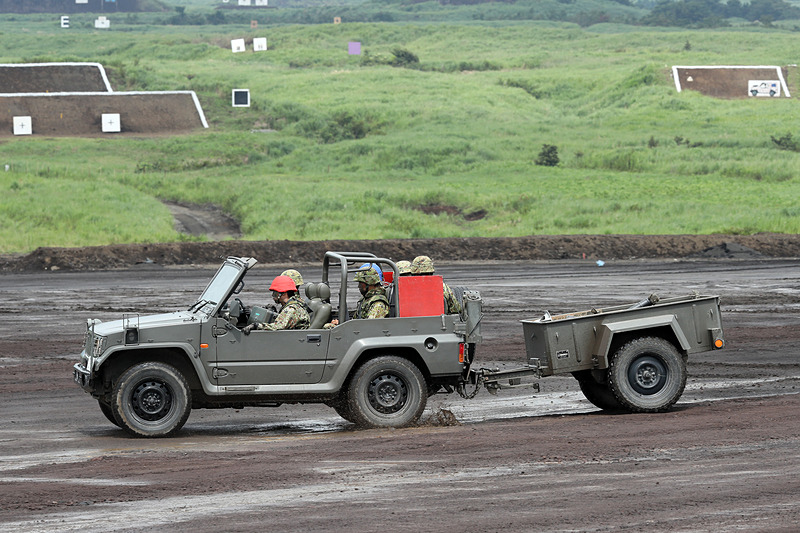 73式小型トラックは81mm迫撃砲 L16をカーゴに積載