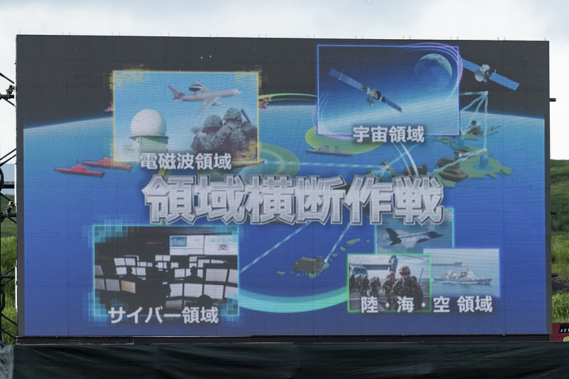 後段演習のシナリオを場内アナウンスに加えて大型ビジョンで解説