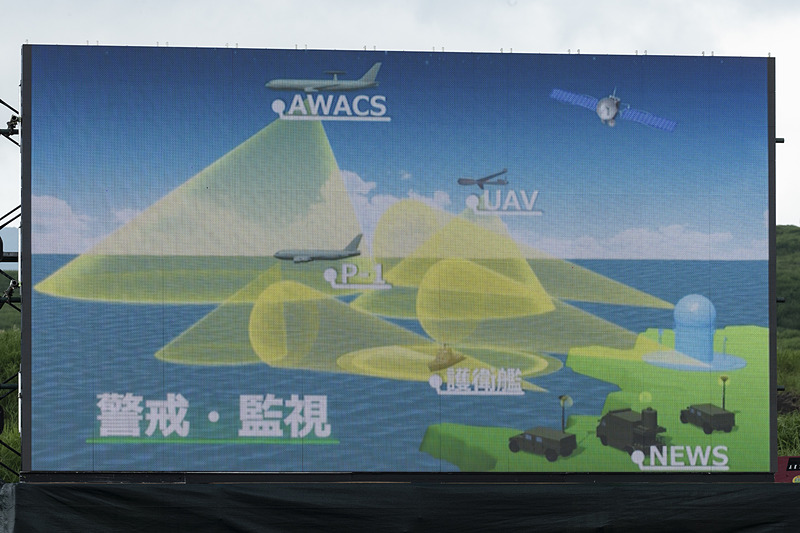 後段演習のシナリオを場内アナウンスに加えて大型ビジョンで解説