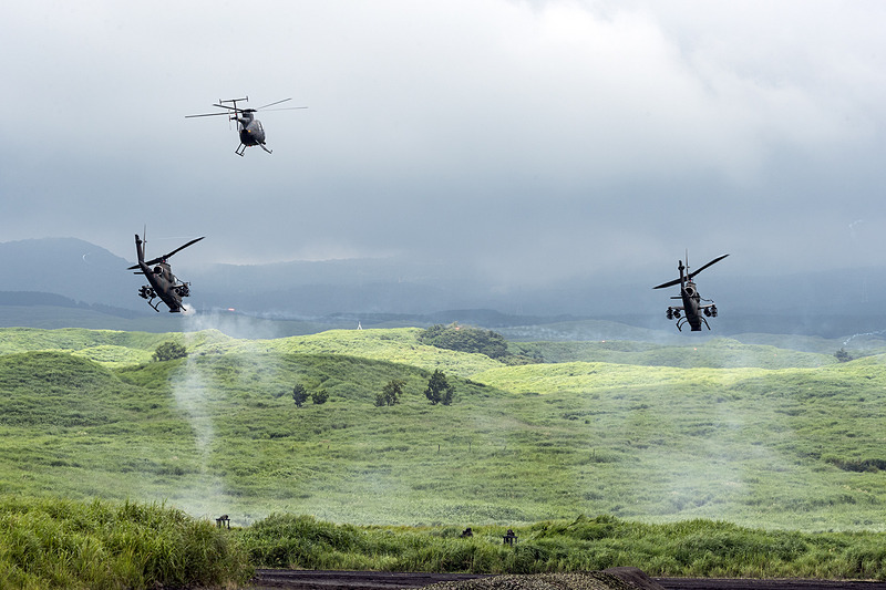 観測ヘリコプターOH-6Dを従えて飛ぶAH-1S
