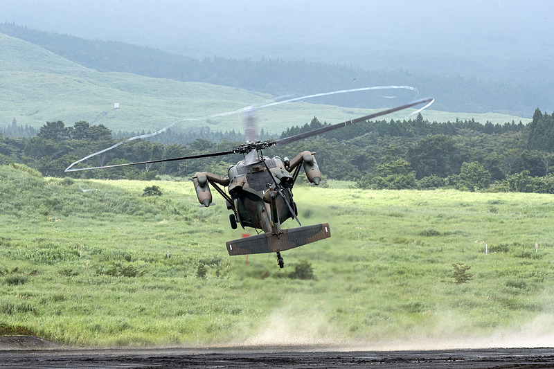 上陸部隊を乗せて飛ぶUH-60JA。ブラックホークの愛称で映画などでもお馴染みの機体