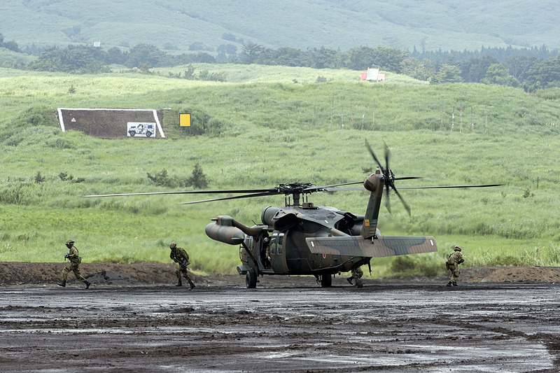 輸送ヘリコプターCH-47Jからはラペリングで降下