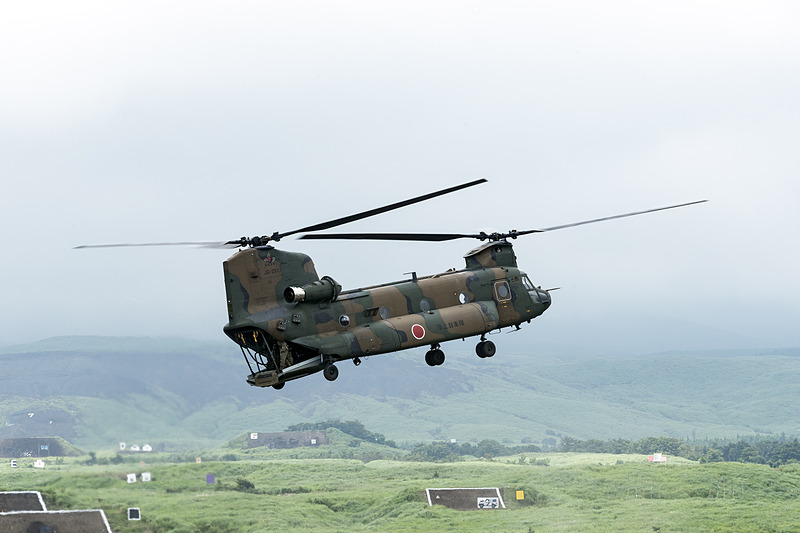 輸送ヘリコプターCH-47Jからはラペリングで降下
