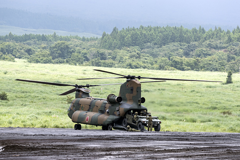 輸送ヘリコプターCH-47Jからはラペリングで降下