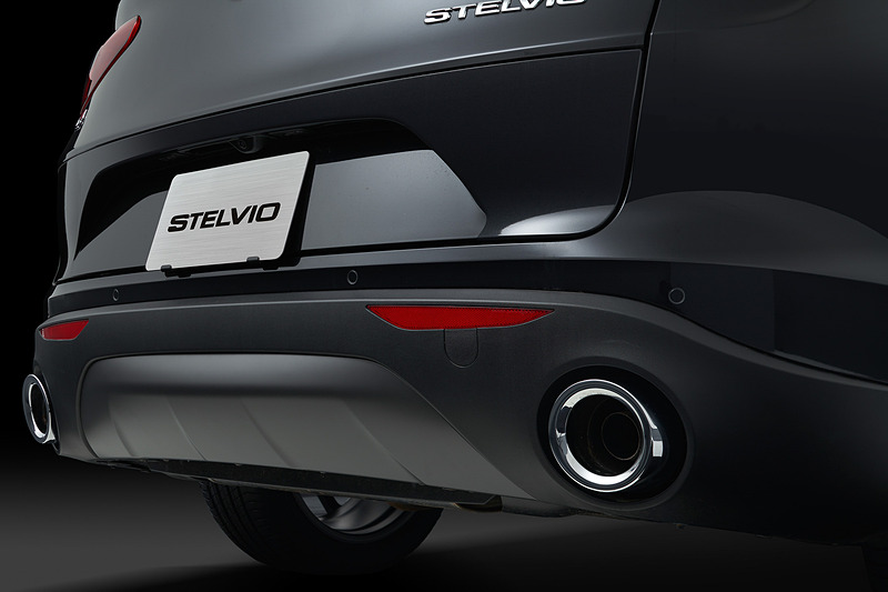 フロントグリルやドアミラー、リアスキッドプレートを専用マットブラック仕上げに変更