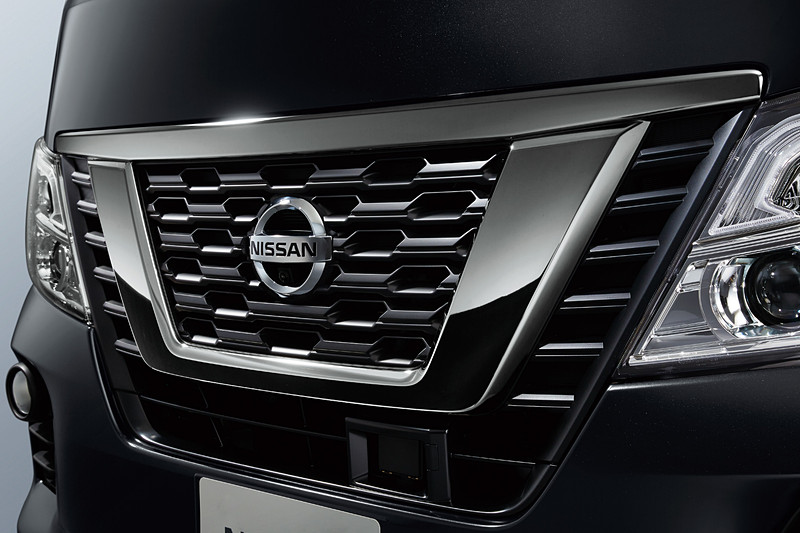 フロントグリルやドアミラー、バックドアフィニッシャーにダーククロム色の専用加飾を装着