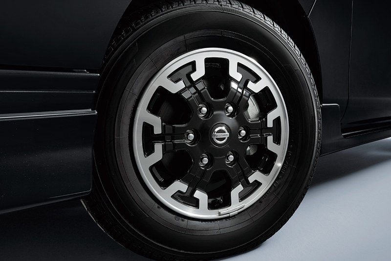 2トーンデザインの専用15インチアルミホイール