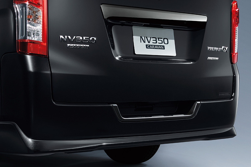 サイドシルプロテクター（左）とリアアンダープロテクター（中央）はオーテック扱いのセットオプション