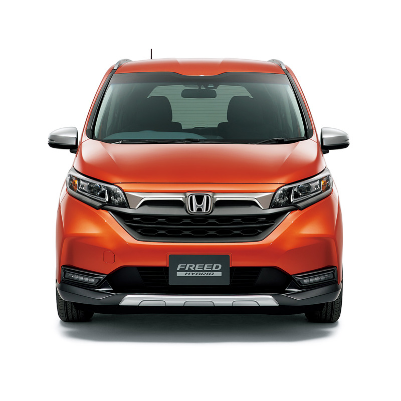 CROSSTAR（左）と標準仕様（右。ともにハイブリッド）の比較。エクステリアではフロントグリルやバンパー、ホイール、ルーフレールの有無といった点が異なり、CROSSTARでは全体的にクロスオーバースタイルを強調するデザインを採用