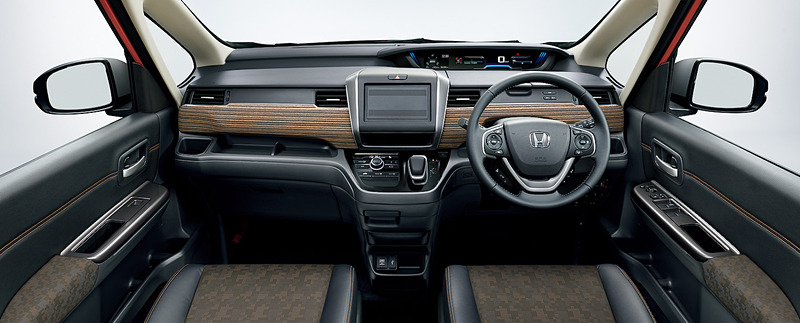 黒色を基調にしたCROSSTAR（左）と、茶系を基調にした標準仕様（右）のインテリア。CROSSTARではシートなどにカモフラージュのデザインを与えているのが分かる