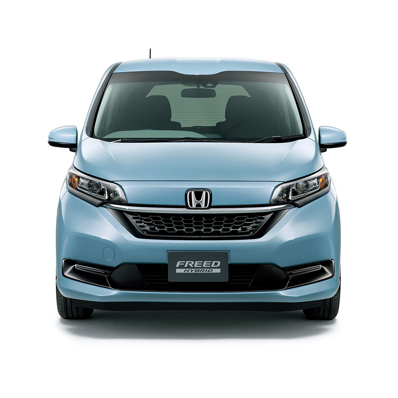 CROSSTAR（左）と標準仕様（右。ともにハイブリッド）の比較。エクステリアではフロントグリルやバンパー、ホイール、ルーフレールの有無といった点が異なり、CROSSTARでは全体的にクロスオーバースタイルを強調するデザインを採用