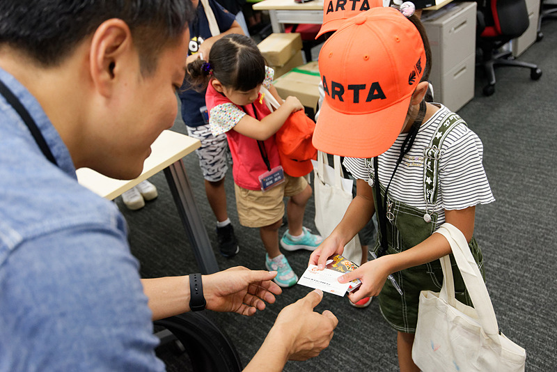 まずは名刺を渡してあいさつ