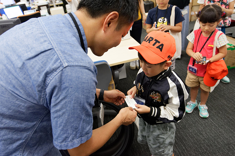 まずは名刺を渡してあいさつ