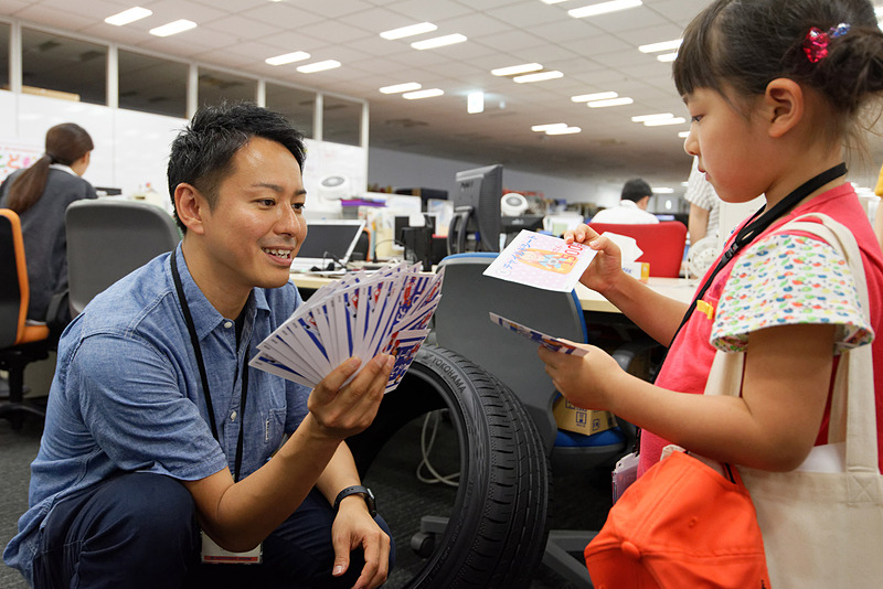 商品内容が書かれたカードを受け取る