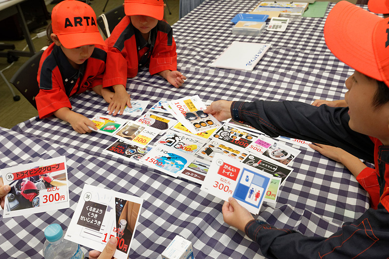 商品カードを並べて開店準備