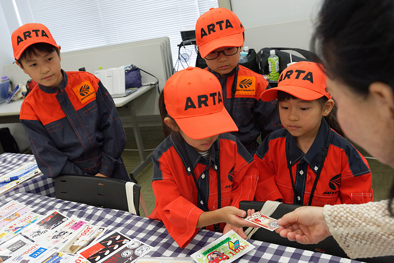 お金と商品を交換したら、「またのお越しをお待ちしています」と元気よく声を出す