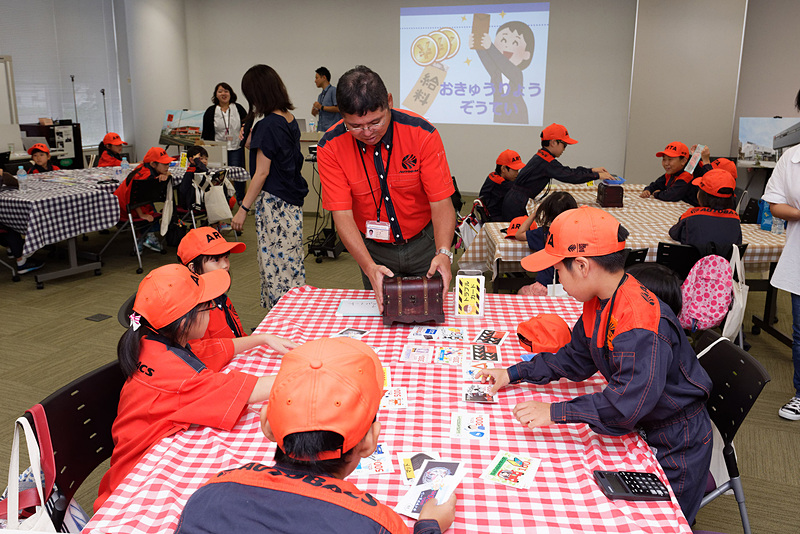 頑張った子供たちに給料が支給される