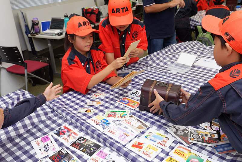 頑張った子供たちに給料が支給される