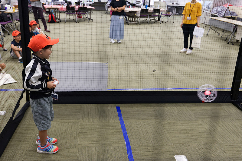 1人1人がドローンの操縦にチャレンジ