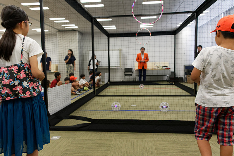 小林社長と参加した子供によるドローンサッカー対決