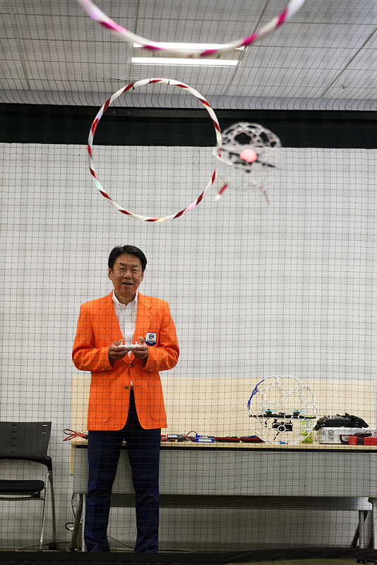 リングをドローンに通過させるのが目的だが、なかなかうまくいかず焦る小林社長
