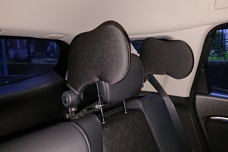 シャトル ハイブリッドに装着されたサンコーの「ヘッドレストまくら」