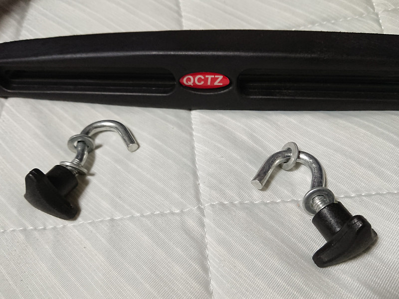 あとは、固定するヘッドレストの支柱にフックで固定するだけ。ワッシャーは片側2個ずつ用意されていましたが、支柱側のワッシャーが用をなすシーンは少なそうな気配