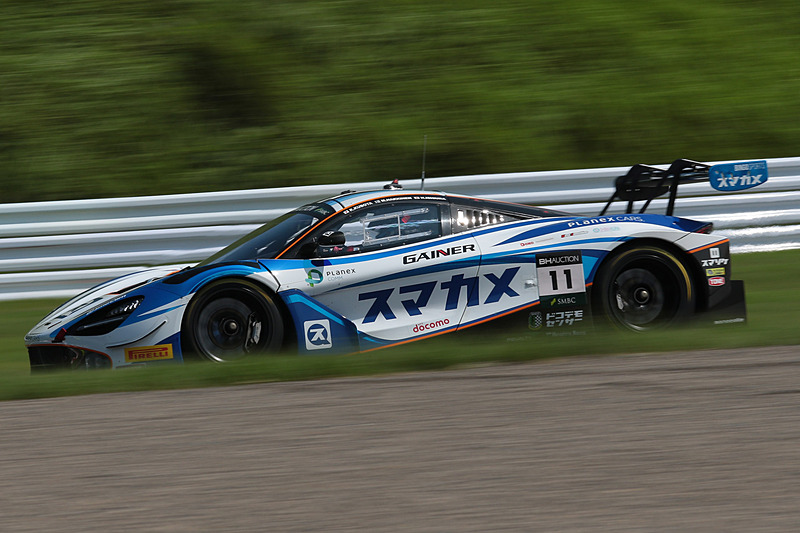 MEC実証実験のカメラを搭載する11号車 PLANEX SMACAM RACING（McLaren 720S GT3、ミカ・ハッキネン/久保田克昭/石浦宏明組）